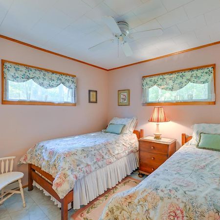 Home In Long Island Wine Country - Walk To Beach! Cutchogue Bagian luar foto