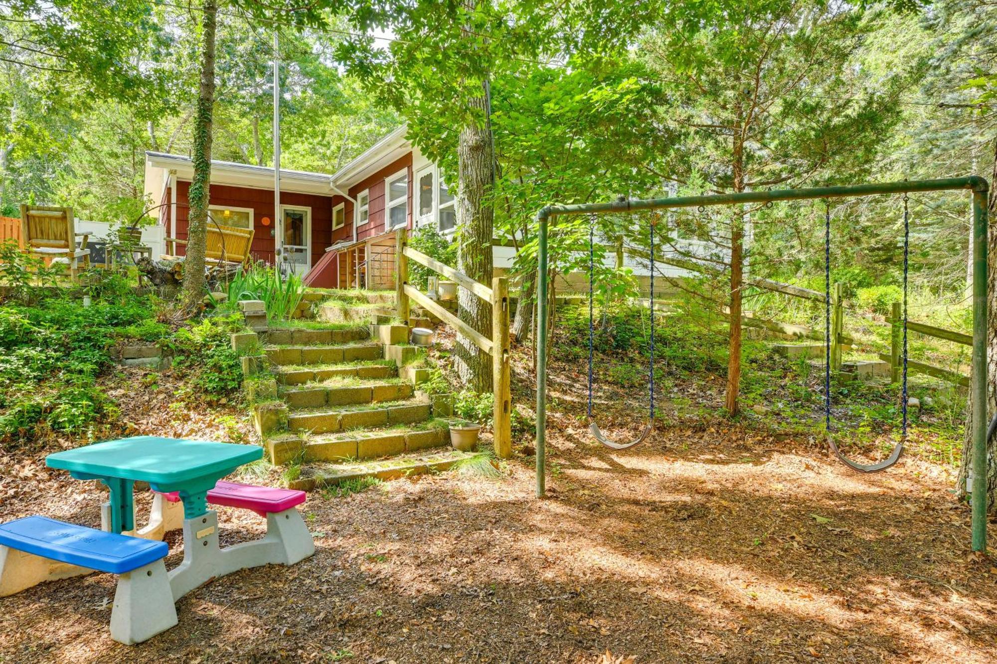 Home In Long Island Wine Country - Walk To Beach! Cutchogue Bagian luar foto