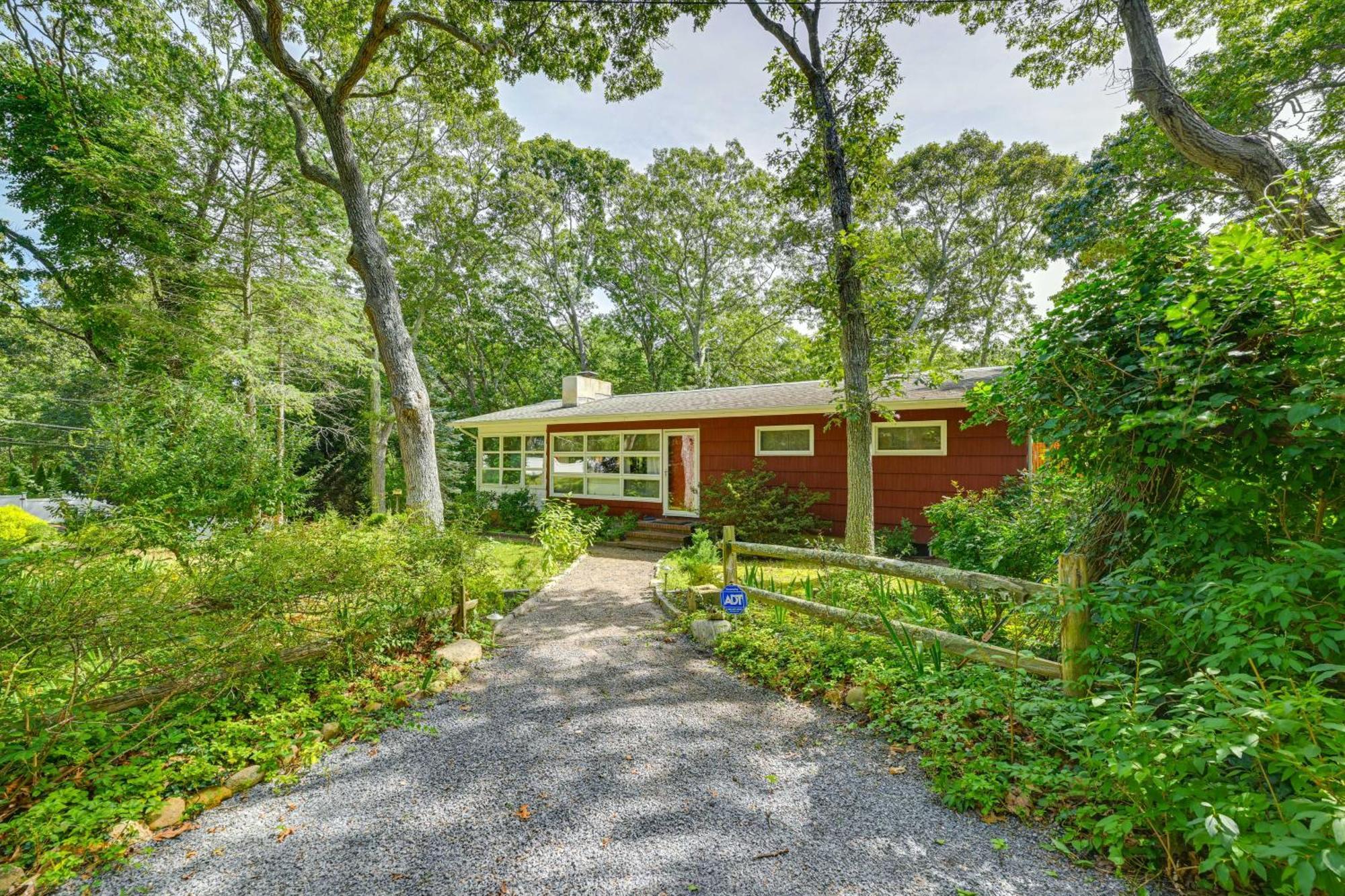 Home In Long Island Wine Country - Walk To Beach! Cutchogue Bagian luar foto