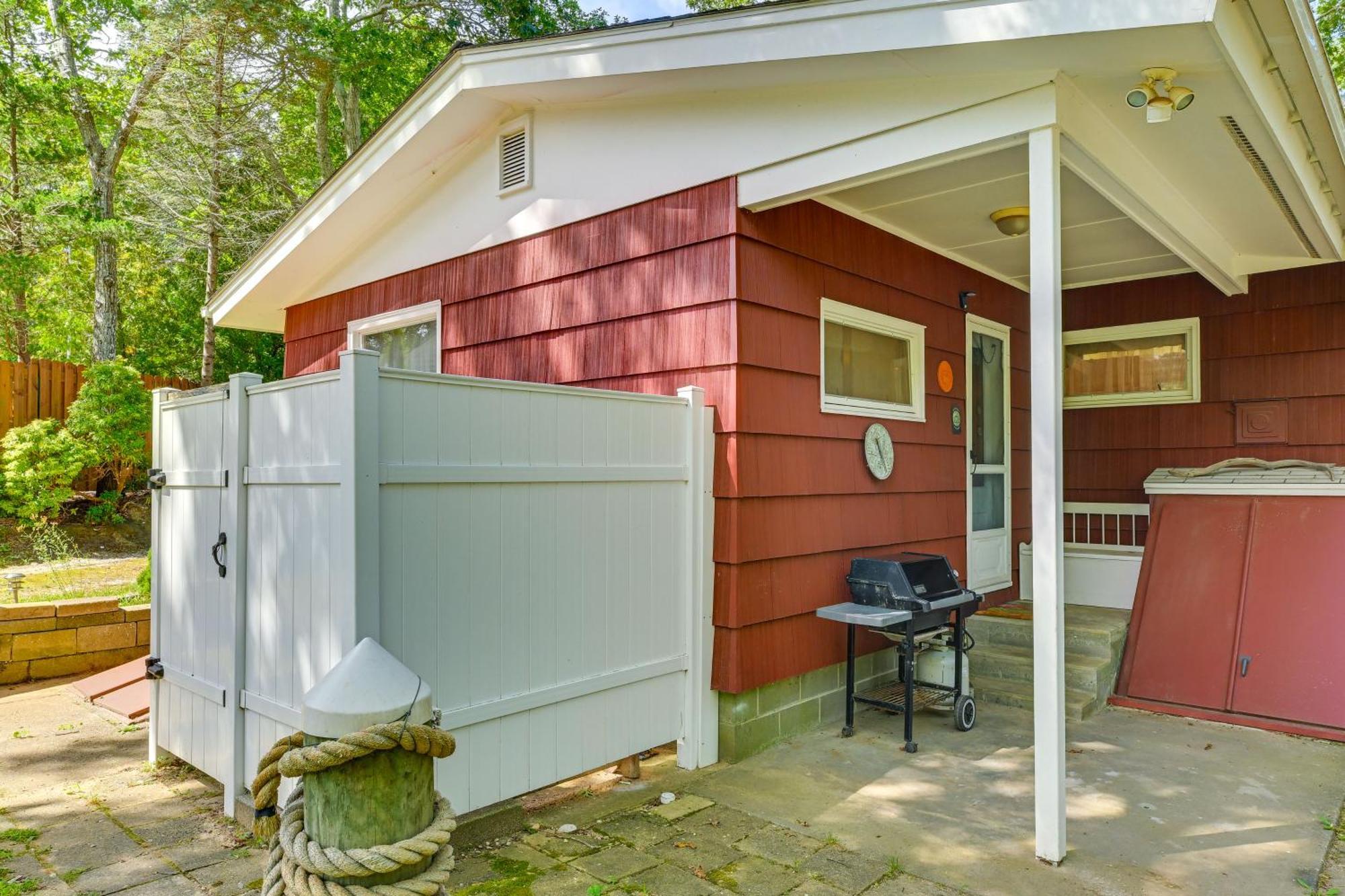 Home In Long Island Wine Country - Walk To Beach! Cutchogue Bagian luar foto