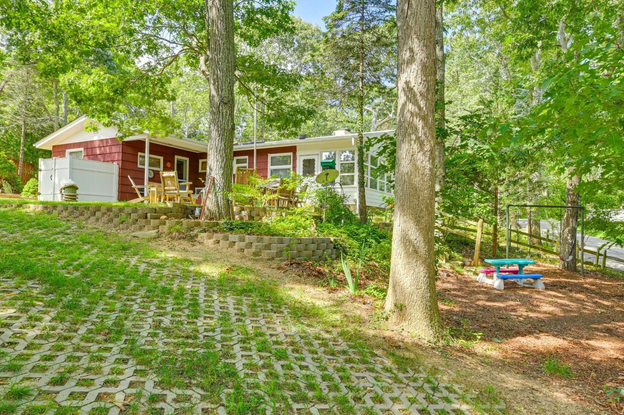 Home In Long Island Wine Country - Walk To Beach! Cutchogue Bagian luar foto