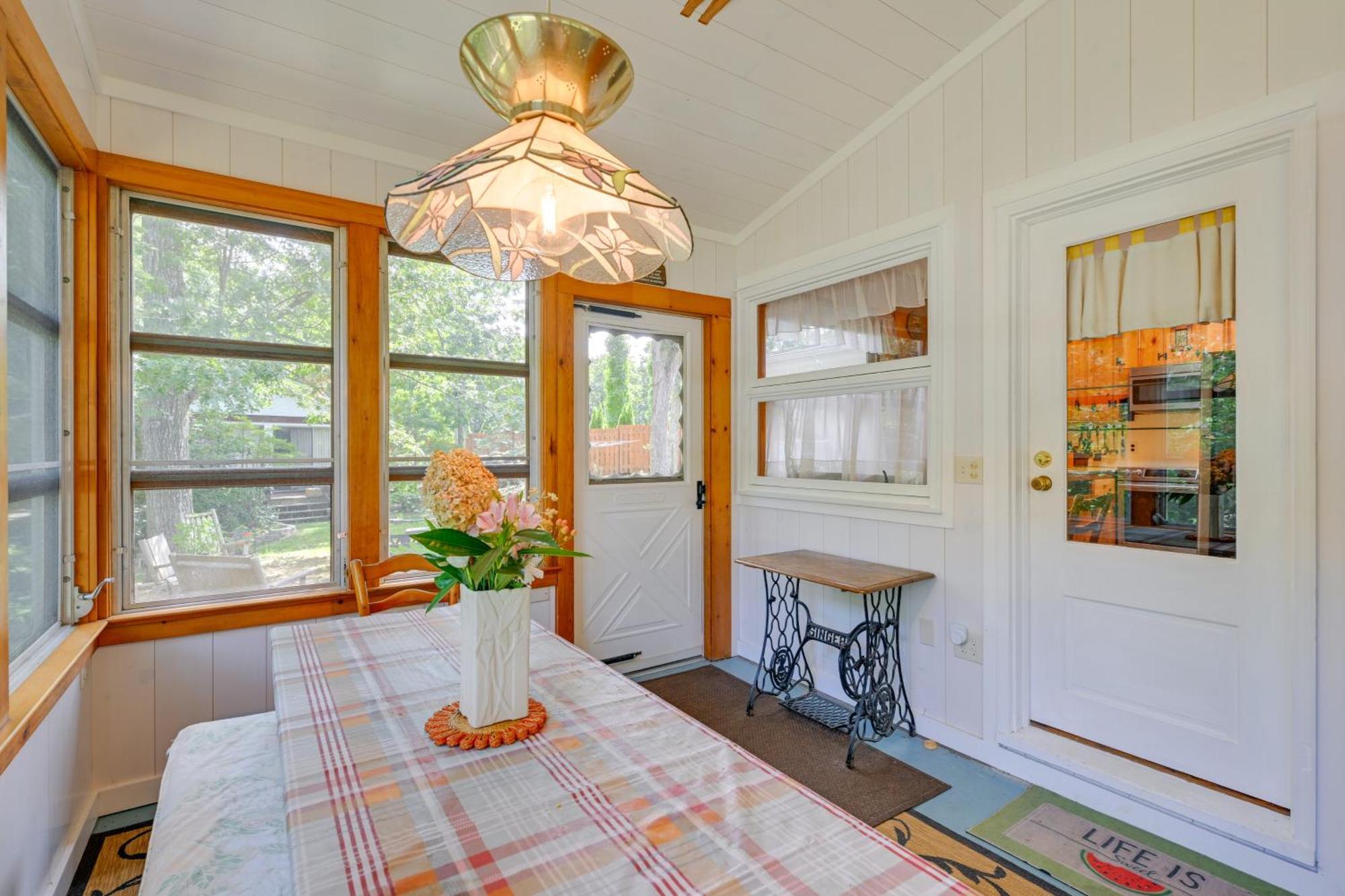 Home In Long Island Wine Country - Walk To Beach! Cutchogue Bagian luar foto