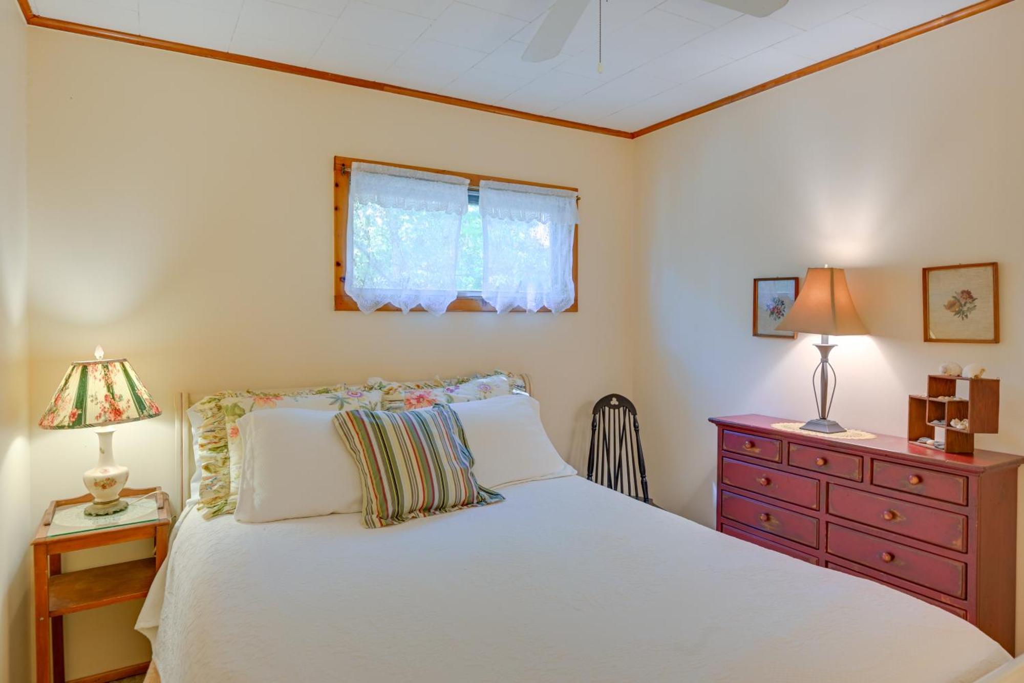 Home In Long Island Wine Country - Walk To Beach! Cutchogue Bagian luar foto