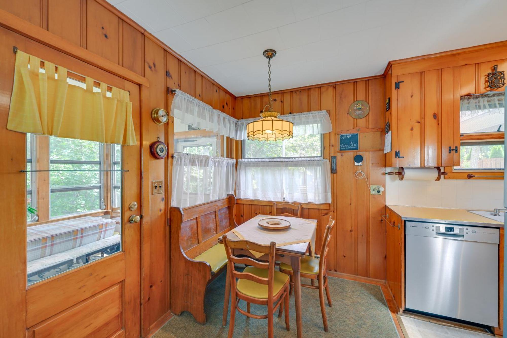Home In Long Island Wine Country - Walk To Beach! Cutchogue Bagian luar foto
