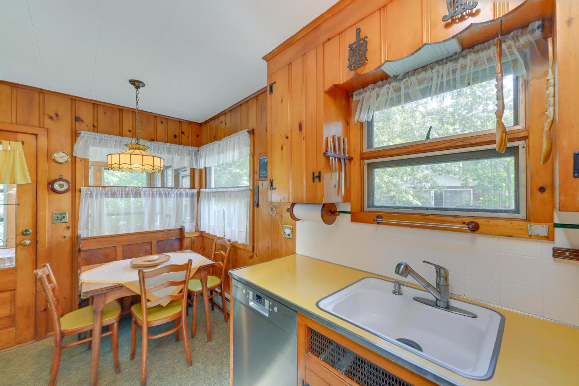 Home In Long Island Wine Country - Walk To Beach! Cutchogue Bagian luar foto