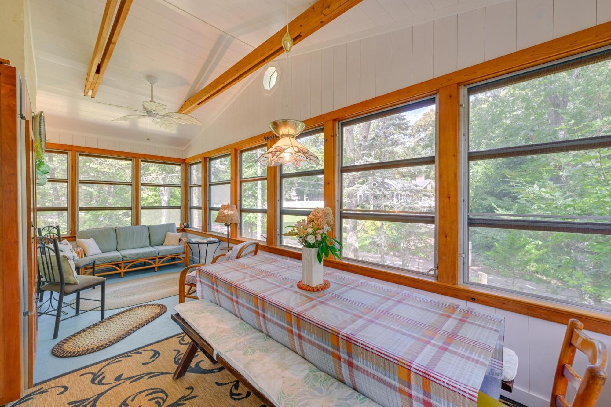 Home In Long Island Wine Country - Walk To Beach! Cutchogue Bagian luar foto