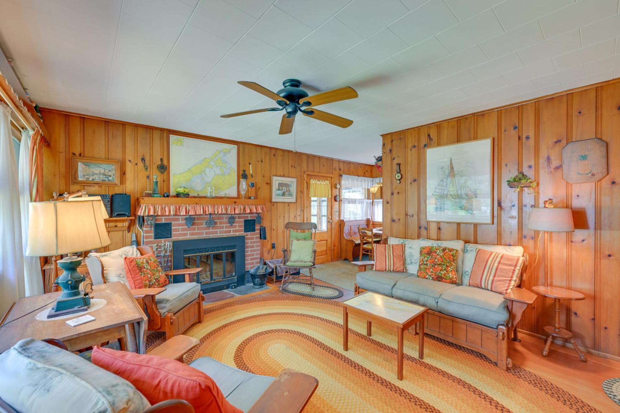 Home In Long Island Wine Country - Walk To Beach! Cutchogue Bagian luar foto